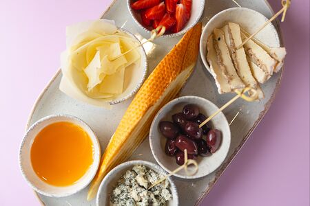 Тарелка к вину