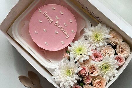Набор бенто-торт розовый Happy birthday и цветы