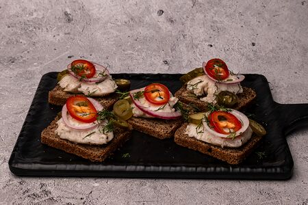 Сморреброды с крученым салом с чесноком и перцем