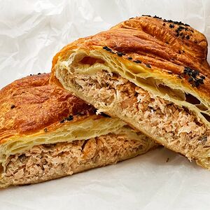 Слоеный пирог с красной рыбой