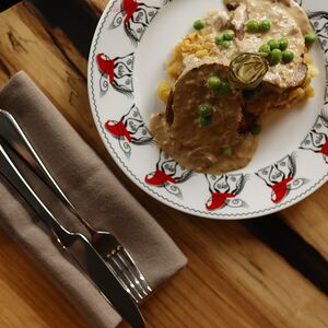 Запеченная буженина с мятым картофелем и горчичным соусом