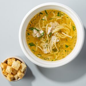 Куриный суп с лапшой и сухариками