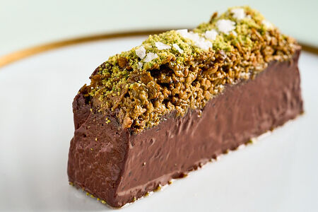 Тёмный шоколад с пралине из фисташки