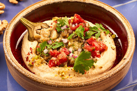 Печеный баклажан с хумусом