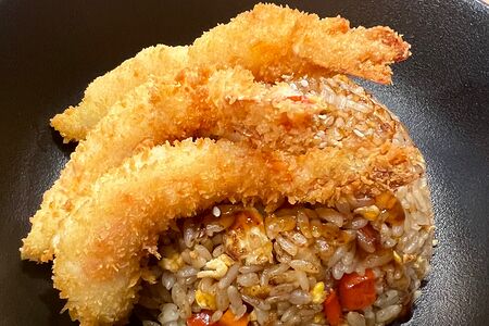 Рис с креветками, овощами и яйцом в Соевом соусе