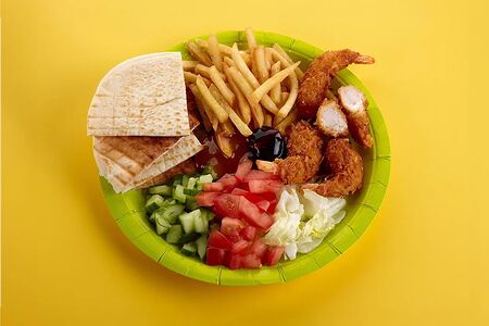 Шаверма на тарелке с креветками в панировке