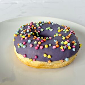 Донат с черничной начинкой