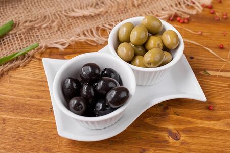 Маслины и оливки
