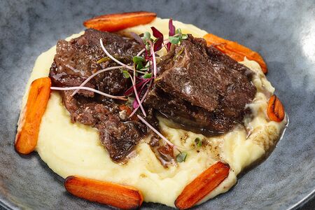 Говяжьи щёки с картофельным пюре