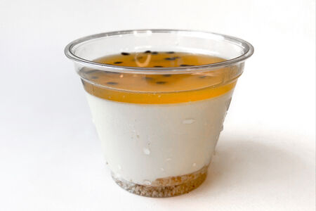 Десерт в стакане Чизкейк манго-маракуйя