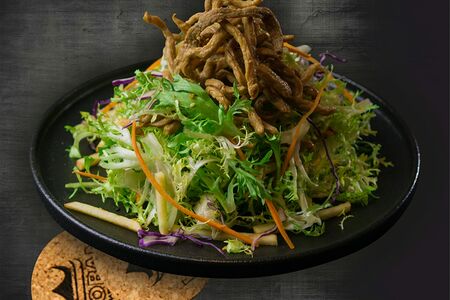 Салат из одуванчиков со свининой