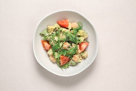 Салат с лососем и киноа