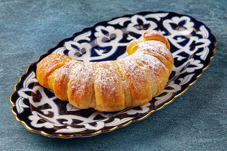 Булочка со сгущенкой и орехом