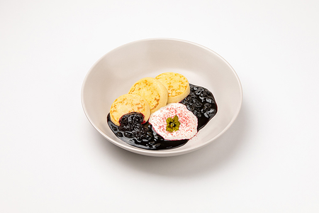 Сырники с вареньем и сметаной