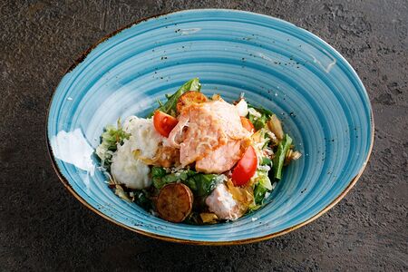 Салат с подкопченным лососем и щучьей икрой