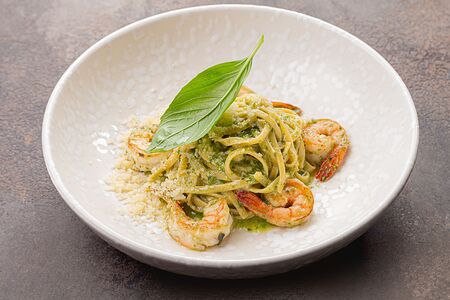Тальятелле с креветками и песто