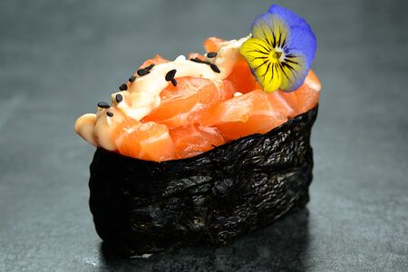 05. Гункан Лосось спайси