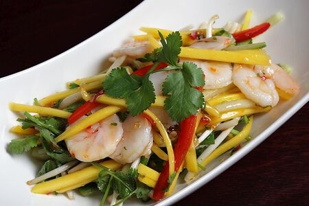 Салат с креветками и манго