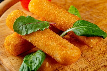 Сырные палочки с соусом Свит Чили