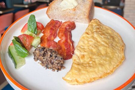 Бэйкона с беконом и икрой из грибов