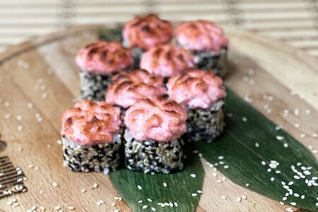 Запеченный ролл с окунем