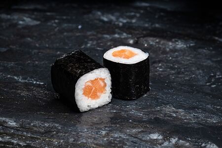 Маки с лососем