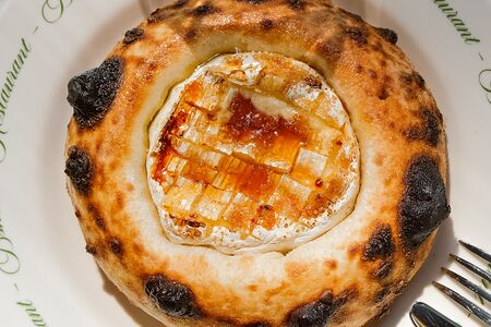 Запечённый в печи сыр камамбер с фокаччей 