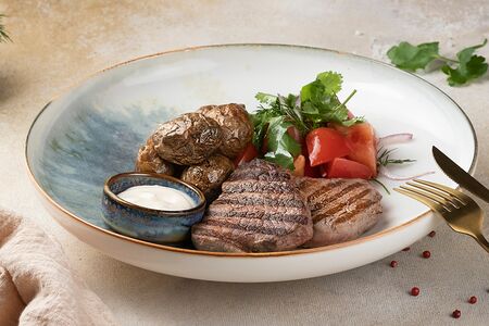 Медальоны из телятины с перечным соусом и томатами