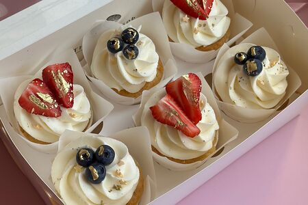 6 капкейков с клубникой и голубикой