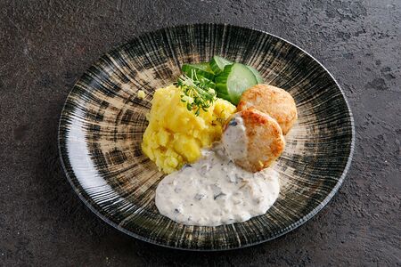 Куриные котлетки с мятым картофелем