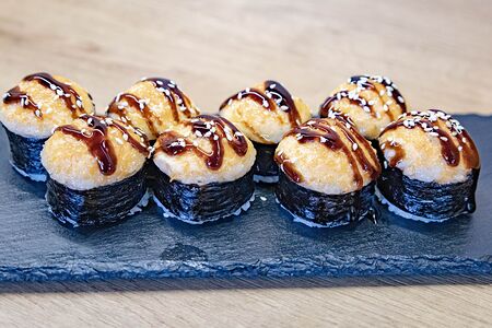 Роллы запечённые Люкс с угрем