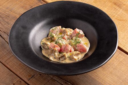 Рапаны в сливочном соусе с томатами