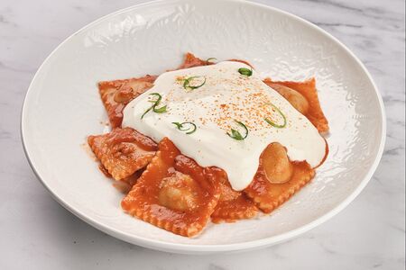 Равиоли с уткой, муссом из пармезана и томатным соусом