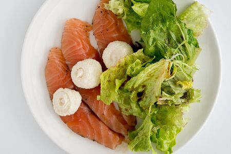 Копченый лосось под нежным сливочным хреном