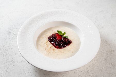 Каша овсяная на молоке с ягодным соусом