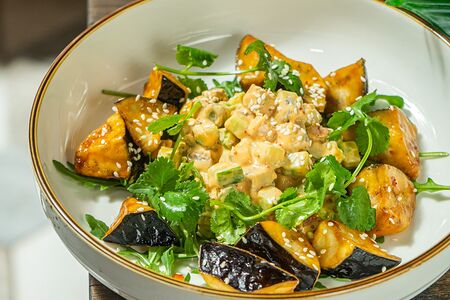 Салат с хрустящими баклажанами и тартаром из угря