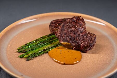Медальоны из говяжьей вырезки со спаржей
