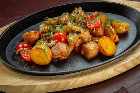 Свинина с картофелем и свежими черри