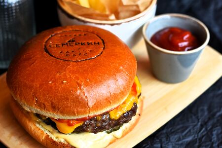 Чеддер-бургер с картофелем фри и кетчупом