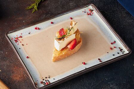 Брускетта с сыром камамбер и луковым конфитюром