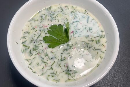 Окрошка на кефире с куриной ветчиной