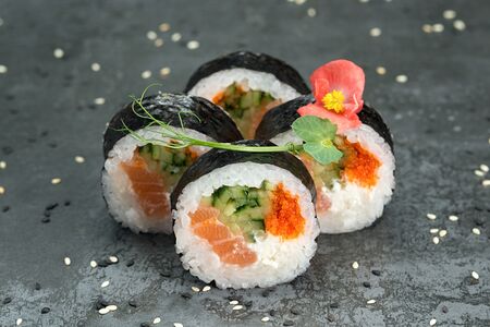 Футомаки Лосось, тобико, огурец