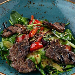 Теплый салат с говядиной