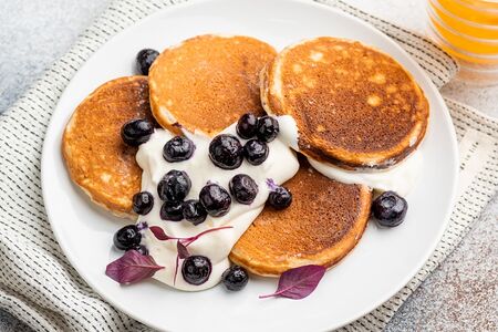 Панкейки с ванильным муссом и черникой