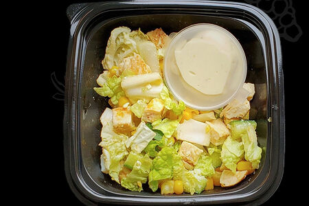 Салат с куриным филе, кукурузой и тунцовым соусом