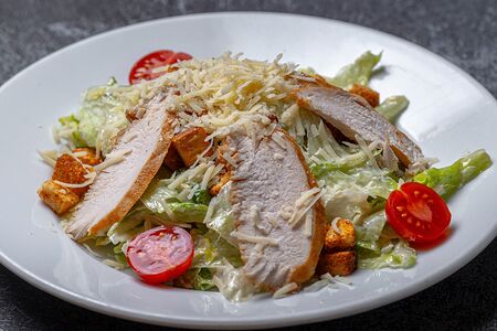 Салат Цезарь с куриной грудкой