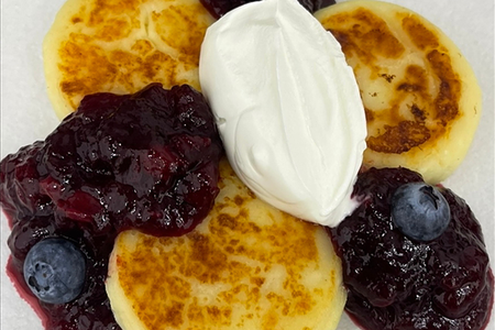 Сырники с вишневым конфи и сметаной