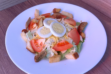 Салат Цезарь с курицей