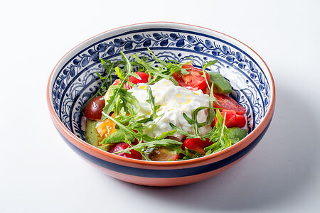 Томаты со страчателлой и авокадо