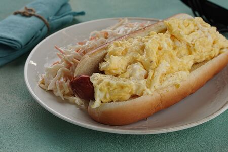 Хот-дог с сосиской из говядины со скрэмблом с трюфельным маслом